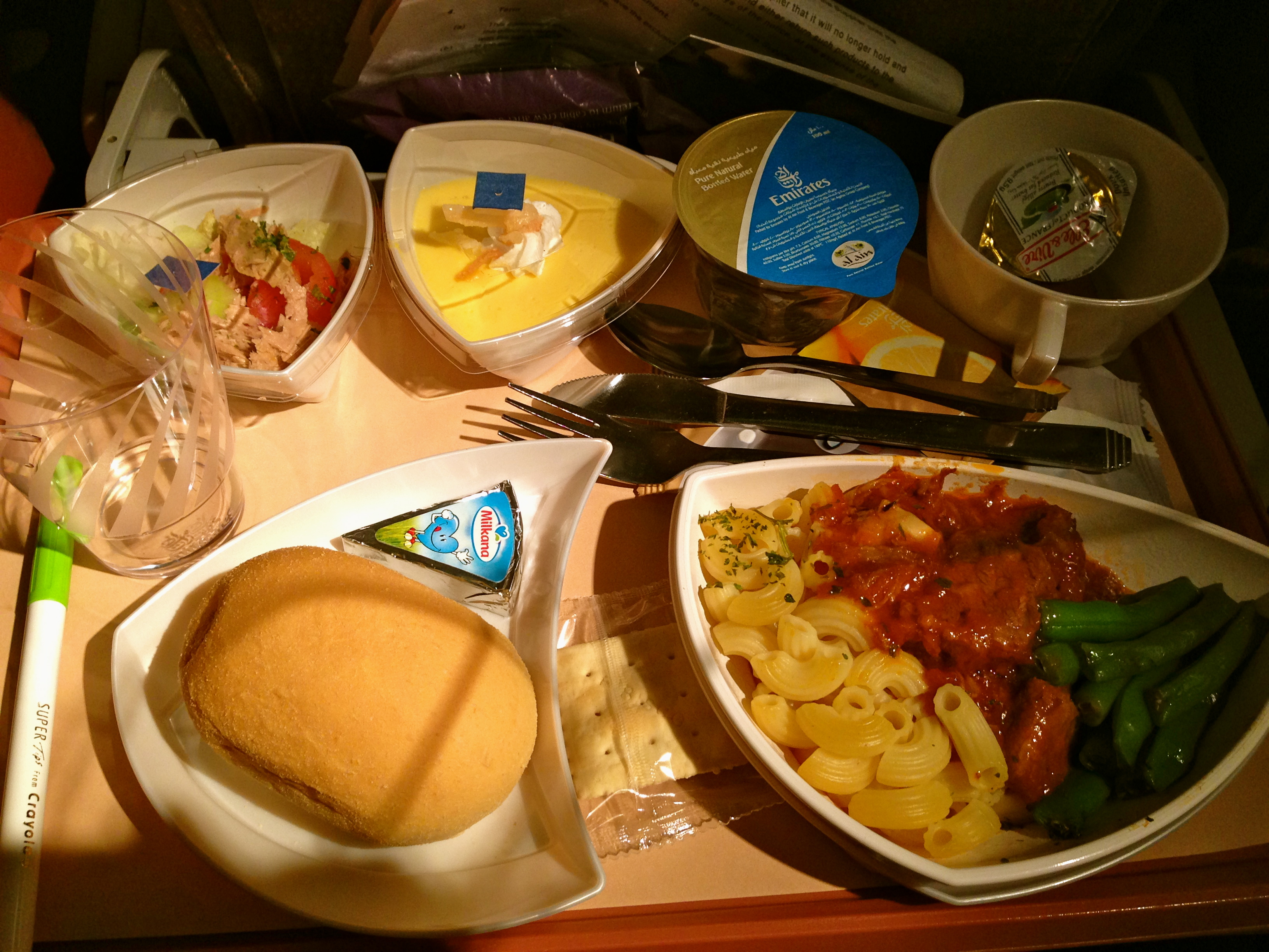 Сколько кормят в самолете. Питание Эмирейтс. Emirates питание на борту. Эмирейтс еда в самолете. Emirates еда на борту.