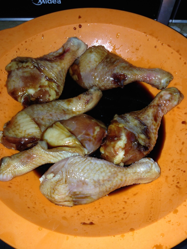 Put some chicken in barbecue marinade and refrigerate for 2 hours.